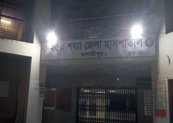 আড়িয়াল খাঁ নদে বাল্কহেডের ধাক্কায় ট্রলার ডুবে নি'খোঁজ ১ যুবক