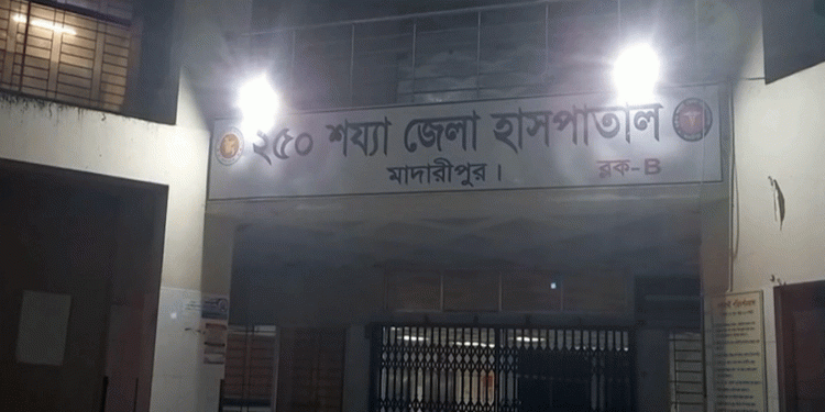 আড়িয়াল খাঁ নদে বাল্কহেডের ধাক্কায় ট্রলার ডুবে নি'খোঁজ ১ যুবক