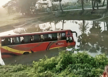 পটুয়াখালী চালকের ঘুমে দূরপাল্লার বাস পুকুরে