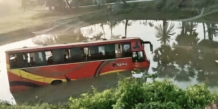 পটুয়াখালী চালকের ঘুমে দূরপাল্লার বাস পুকুরে