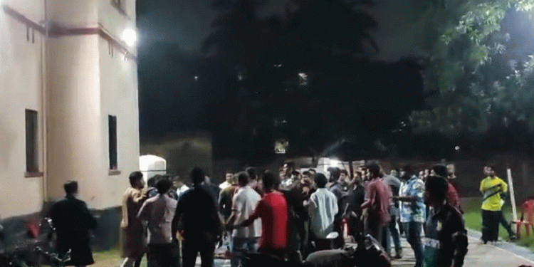শেকৃবিতে ছাত্রদলের দুই গ্রুপের সংঘর্ষ অনুষ্ঠানে বিস্ফোরণের অভিযোগ