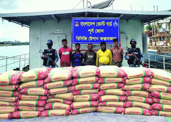 মিয়ানমারের সিমেন্ট পা'চারের সময় নৌকাসহ পাঁচজন আ'টক