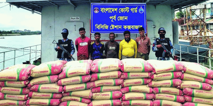 মিয়ানমারের সিমেন্ট পা'চারের সময় নৌকাসহ পাঁচজন আ'টক