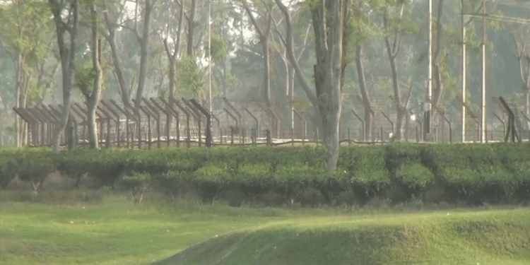 পাটগ্রাম সীমান্ত থেকে আ'টক দুই বাংলাদেশিকে ফেরত দিল বিএসএফ