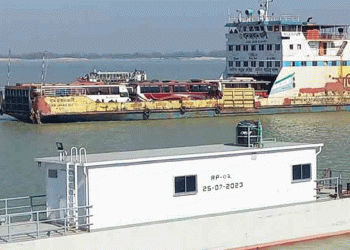 বৈরী আবহাওয়ায় দৌলতদিয়া-পাটুরিয়া রুটে লঞ্চ চলাচল বন্ধ