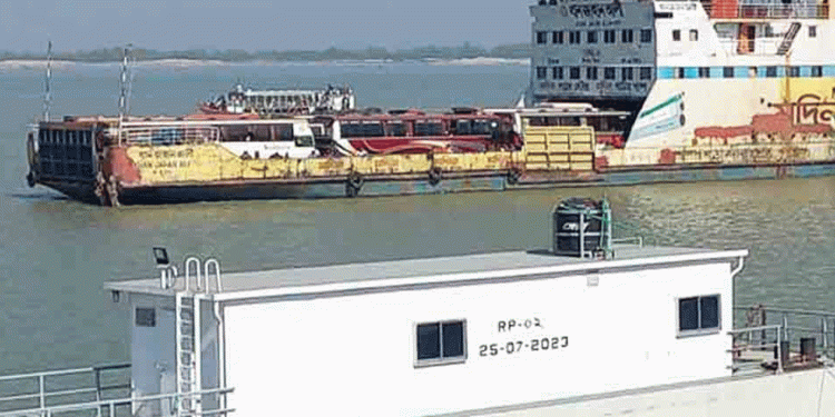 বৈরী আবহাওয়ায় দৌলতদিয়া-পাটুরিয়া রুটে লঞ্চ চলাচল বন্ধ