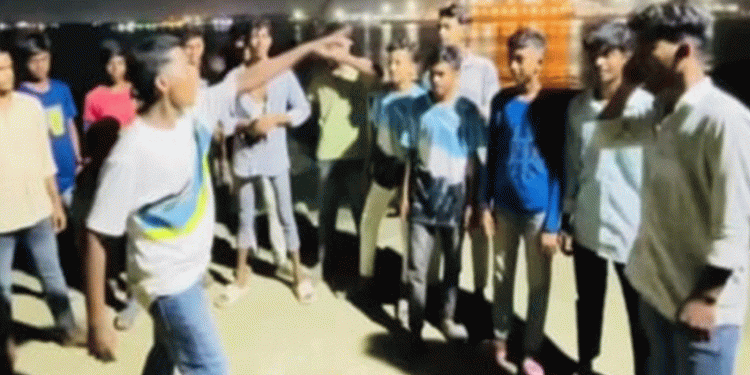 কর্ণফুলীতে ছাত্রলীগের নামে হঠাৎ ঝটিকা মিছিল, তিনজন আটক কর্ণফুলীতে ছাত্রলীগের নামে হঠাৎ ঝটিকা মিছিল, তিনজন আটক