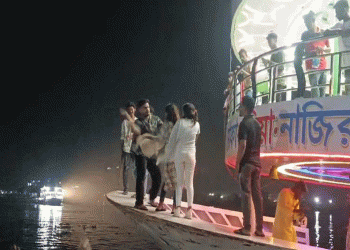 লঞ্চে তরুণীদের মা'রধর যুবকের আ'ত্মসমর্পণ