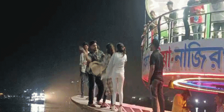 লঞ্চে তরুণীদের মা'রধর যুবকের আ'ত্মসমর্পণ