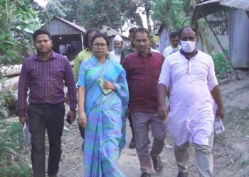 নদীতে বাঁধ দিয়ে মাছ চাষ উচ্ছেদ করলেন ইউএনও