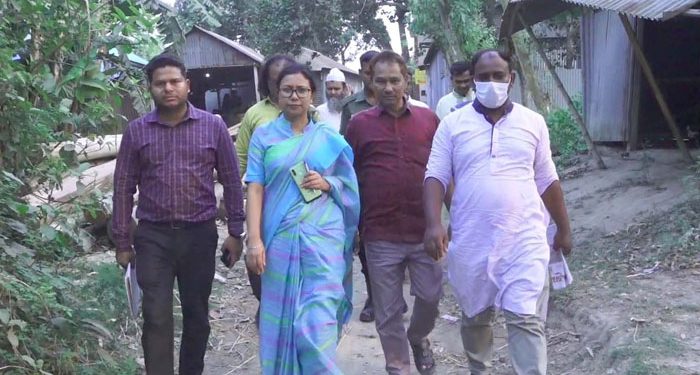 নদীতে বাঁধ দিয়ে মাছ চাষ উচ্ছেদ করলেন ইউএনও