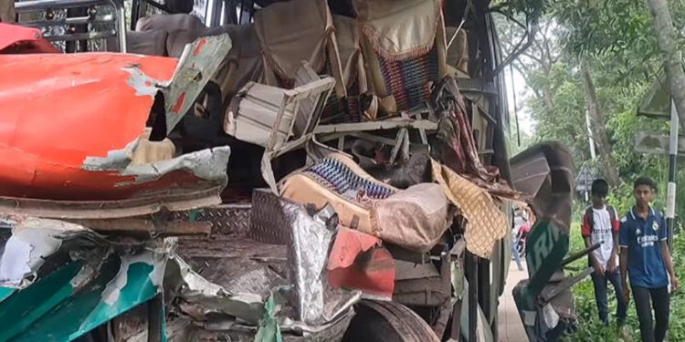 গোপালগঞ্জে ঘণ্টার ব্যবধানে একই স্থানে ৬ গাড়ির সংঘর্ষ নি'হত ২