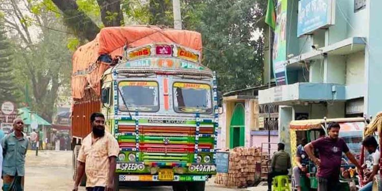 ১০ দিন বন্ধ থাকার পর হিলি স্থলবন্দরে আমদানি-রপ্তানি শুরু