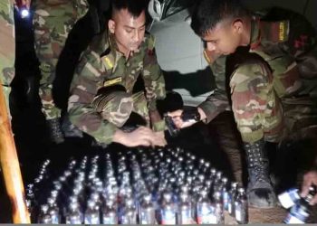 নীলফামারীতে অতিরিক্ত চাকায় লুকানো ১৪৭ পিচ ফে'নসিডিল উদ্ধার