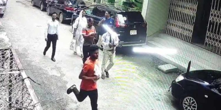 আ'দালত প্রাঙ্গণ থেকে হাতকড়া খুলে পালাল হ'ত্যা মা'মলার আসামি