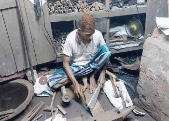 কোরবানির প্রস্তুতিতে ব্যস্ত কামারপাড়া