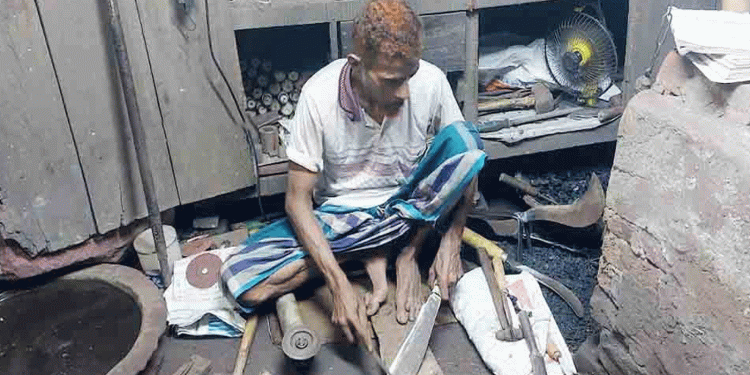 কোরবানির প্রস্তুতিতে ব্যস্ত কামারপাড়া