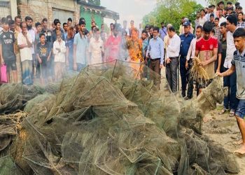 গোপালপুরে ৫ লাখ টাকার অবৈধ চায়না জাল জব্দ ও ধ্বংস