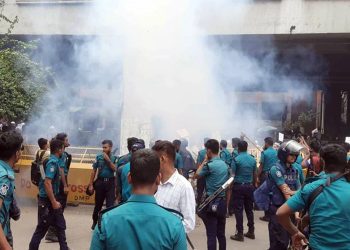 হঠাৎ উত্তপ্ত প্রেসক্লাব পুলিশের লাঠিচার্জ- সাউন্ড গ্রেনেড নিক্ষেপ