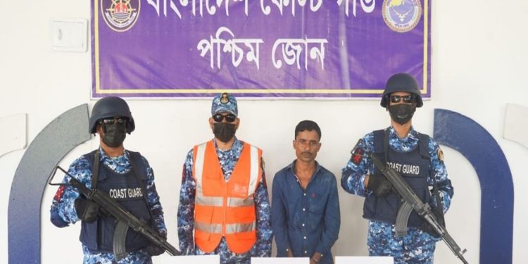 সুন্দরবনে অ'স্ত্রসহ করিম শরীফ বাহিনীর সহযোগী আ'টক