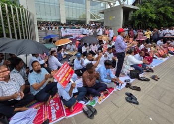 চেয়ারম্যান অপসারণের দাবিতে এনবিআর কর্মকর্তাদের শাটডাউন