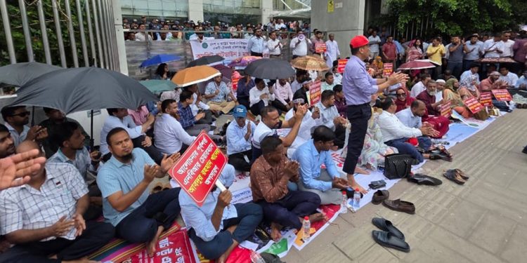 চেয়ারম্যান অপসারণের দাবিতে এনবিআর কর্মকর্তাদের শাটডাউন