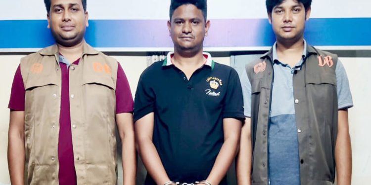 যুবলীগ নেতার ঘনিষ্ঠ তালিকাভুক্ত সন্ত্রাসী হৃদয় ব্যাপারী গ্রে'ফতার