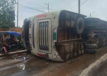 টঙ্গীতে বাস উল্টে কয়েক ঘণ্টা যানজট হতাহতের খবর নেই