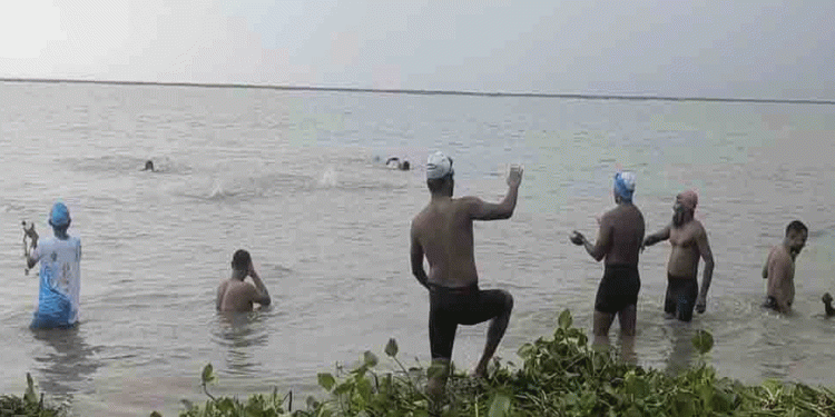 পদ্মা ডাবল ক্রসিং সাঁতার প্রতিযোগিতা: ১০ কিলোমিটার পাড়ি দিলেন