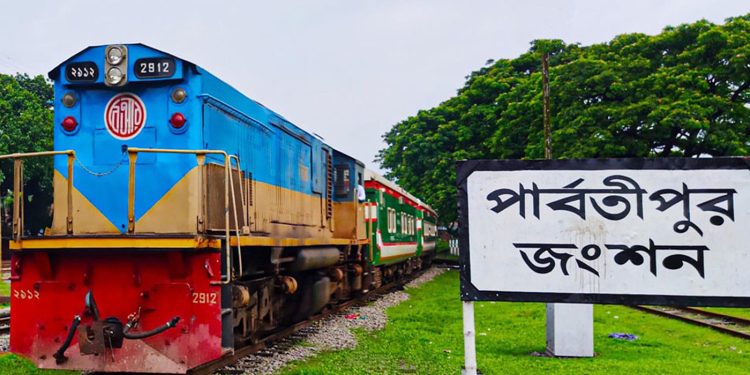 পার্বতীপুর স্টেশনে ট্রেনের ছাদ থেকে পড়ে যুবকের মৃ'ত্যু
