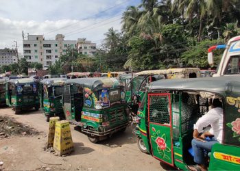 নারায়ণগঞ্জ শহরের প্রধান সড়কে ১৩টি অবৈধ স্ট্যান্ড