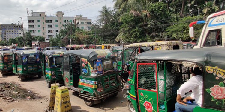 নারায়ণগঞ্জ শহরের প্রধান সড়কে ১৩টি অবৈধ স্ট্যান্ড
