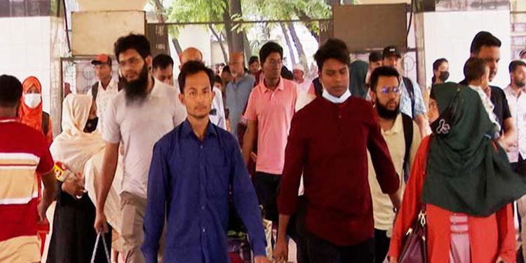 ঈদের ছুটি শেষে ঢাকামুখী মানুষের ঢল স্টেশন-ঘাটে উপচে পড়া ভিড়