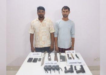 কুমিল্লায় এয়ারসফট পি'স্তল ও ধারালো অ'স্ত্রসহ দুই যুবক আ'টক