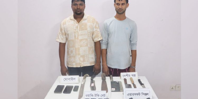 কুমিল্লায় এয়ারসফট পি'স্তল ও ধারালো অ'স্ত্রসহ দুই যুবক আ'টক