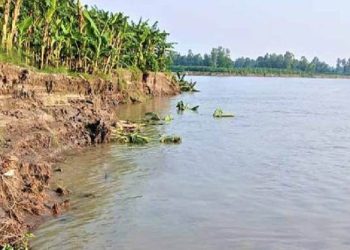 টাঙ্গাইলে যমুনার ভাঙনে ঝুঁকির মধ্যে শিক্ষা প্রতিষ্ঠান ও শত শত পরিবার