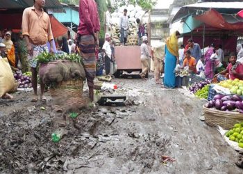 টাঙ্গাইল পার্ক বাজারে চরম জনদুর্ভোগ নেই ড্রেনেজ ও পার্কিং ব্যবস্থা