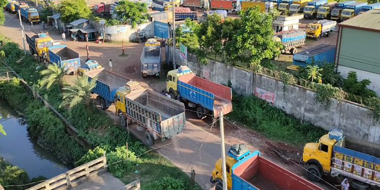 আখাউড়া স্থলবন্দরে বাণিজ্য পুনরায় শুরু শাটডাউন কর্মসূচি প্রত্যাহার