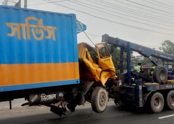 মির্জাপুরে দাঁড়িয়ে থাকা ট্রাকে কাভার্ডভ্যানের ধাক্কা চালক নি'হত