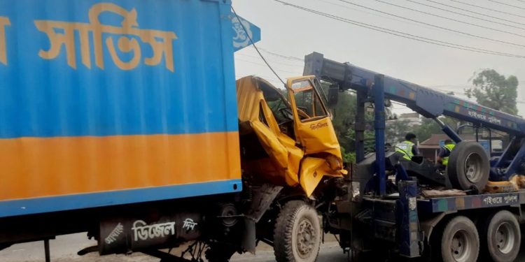মির্জাপুরে দাঁড়িয়ে থাকা ট্রাকে কাভার্ডভ্যানের ধাক্কা চালক নি'হত