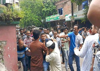 সাতক্ষীরা প্রেসক্লাবে সাংবাদিকদের ওপর হা'মলা আ'হত ১০