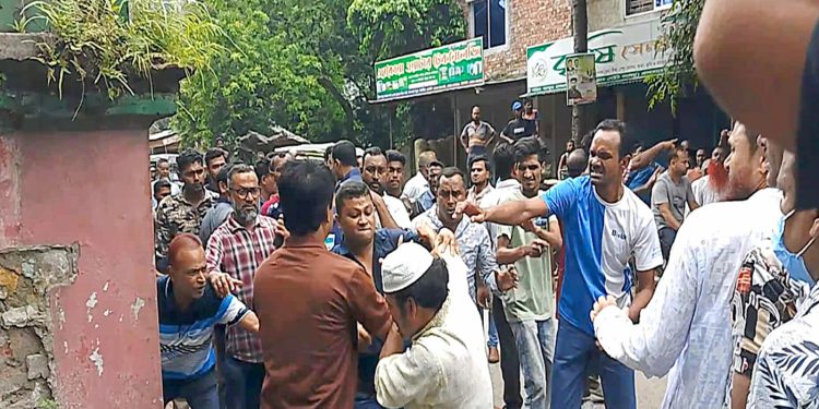 সাতক্ষীরা প্রেসক্লাবে সাংবাদিকদের ওপর হা'মলা আ'হত ১০
