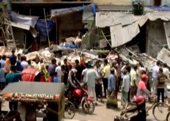 মিরপুরে সড়কের পাশে অবৈধ দোকান উচ্ছেদ ব্যবসায়ীদের দাবিতে অভিযান স্থগিত