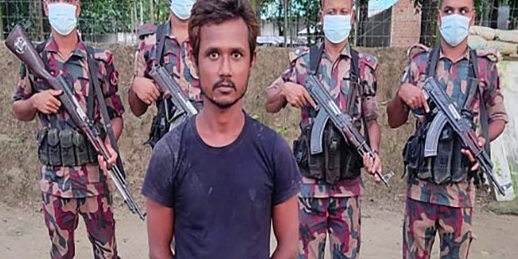 সীমান্তে ভারত থেকে অবৈধ অনুপ্রবেশের দায়ে নারীসহ দুইজন আ'টক