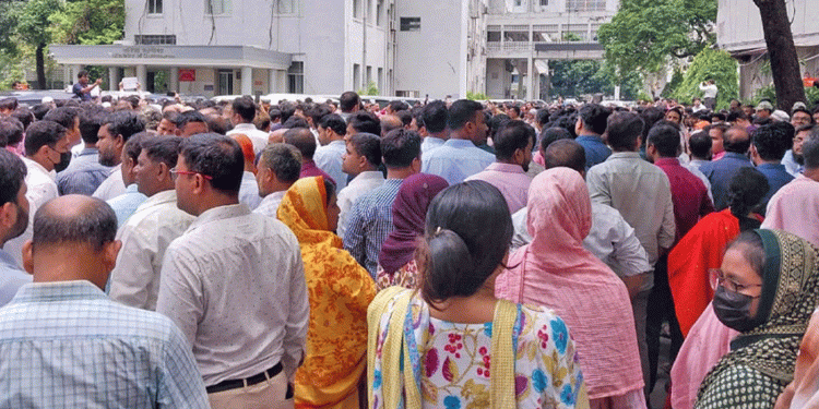 চাকরি আইন বাতিলের দাবিতে দুই উপদেষ্টার দপ্তরে স্মারকলিপি