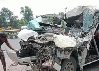 টাঙ্গাইলে ট্রাক-মাইক্রোবাস সংঘর্ষে বাবা-ছেলেসহ নি'হত ৩