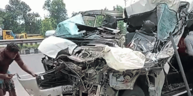 টাঙ্গাইলে ট্রাক-মাইক্রোবাস সংঘর্ষে বাবা-ছেলেসহ নি'হত ৩