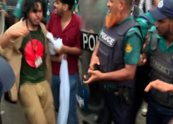বহিষ্কার বাতিলের দাবিতে সড়ক অবরোধ ইউআইইউ শিক্ষার্থীদের ওপর লাঠিচার্জ