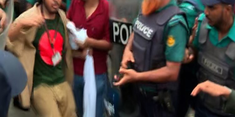 বহিষ্কার বাতিলের দাবিতে সড়ক অবরোধ ইউআইইউ শিক্ষার্থীদের ওপর লাঠিচার্জ