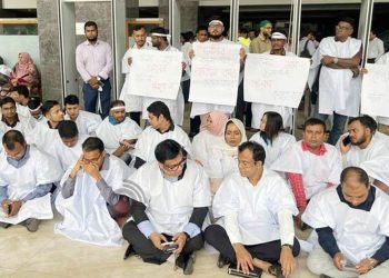 কাফনের কাপড় পরে এনবিআরে কলম বিরতি